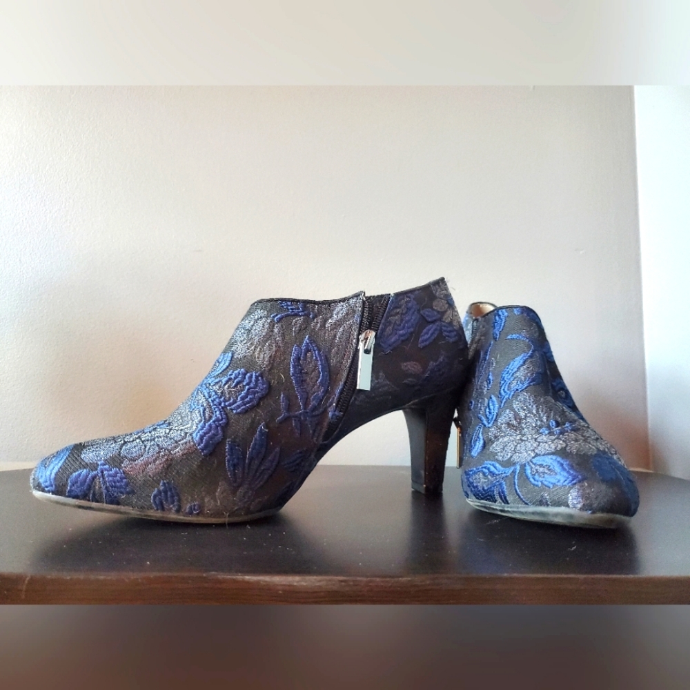 BANDOLINO Brocade Bootie Heel